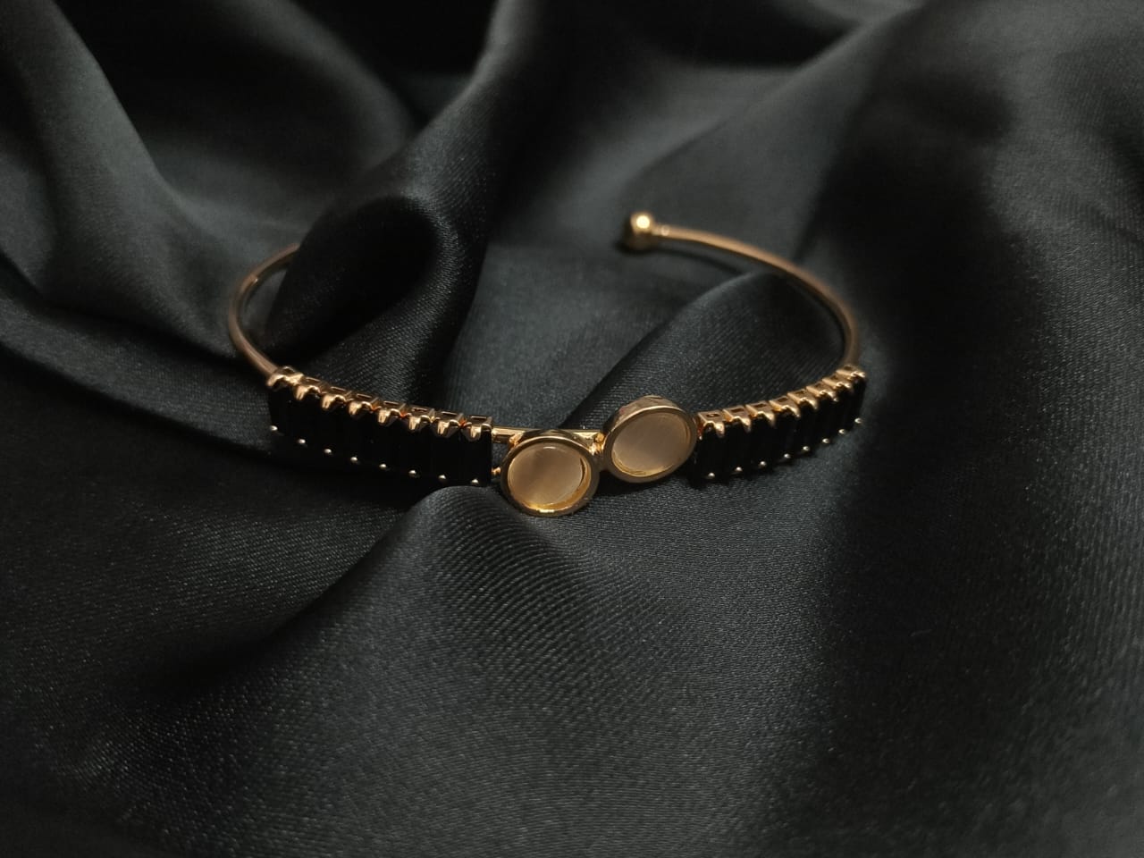BLACK OPULENCE CUFF